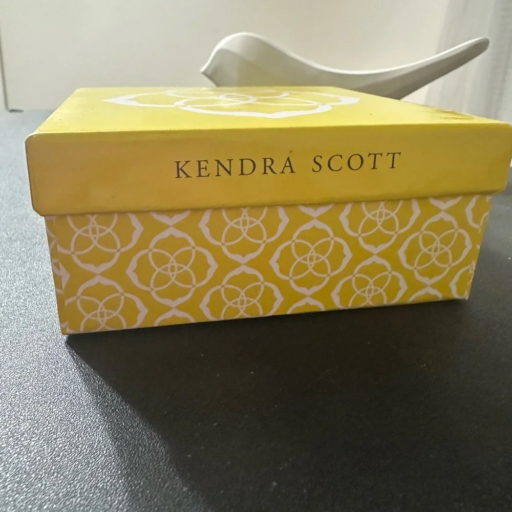 10 Kendra Scott Vibrant Yellow Gift Boxes